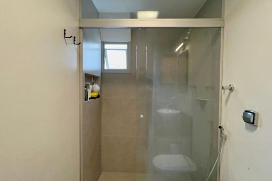 Apartamento na Vila Madalena com 3 quartos, varanda e academia. Ideal para comprar. — Banheiro da Suíte