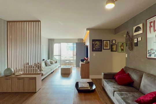 Apartamento na Vila Madalena com 3 quartos, varanda e academia. Ideal para comprar. — Sala
