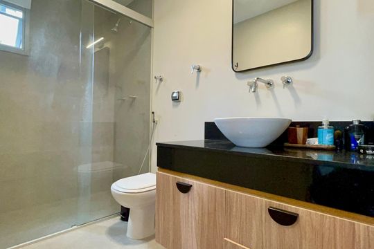 Apartamento na Vila Madalena com 3 quartos, varanda e academia. Ideal para comprar. — Banheiro da Suíte