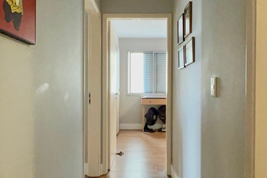 Apartamento na Vila Madalena com 3 quartos, varanda e academia. Ideal para comprar. — Corredor