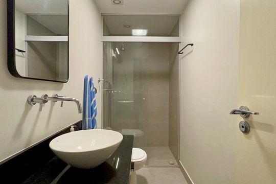 Apartamento na Vila Madalena com 3 quartos, varanda e academia. Ideal para comprar. — Banheiro Social
