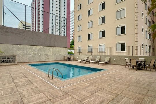 Apartamento na Vila Madalena com 3 quartos, varanda e academia. Ideal para comprar. — Área comum - Piscina