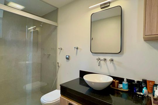 Apartamento na Vila Madalena com 3 quartos, varanda e academia. Ideal para comprar. — Banheiro da Suíte