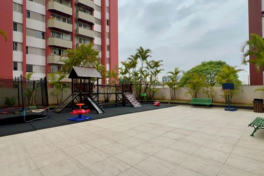 Apartamento na Vila Madalena com 3 quartos, varanda e academia. Ideal para comprar. — Área comum - Playground