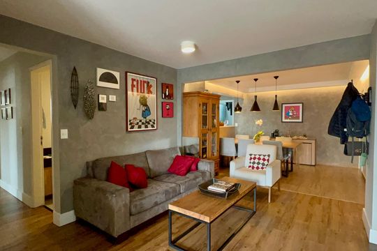 Apartamento na Vila Madalena com 3 quartos, varanda e academia. Ideal para comprar. — Sala
