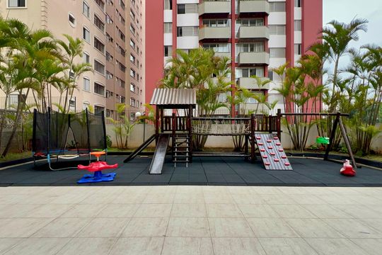 Apartamento na Vila Madalena com 3 quartos, varanda e academia. Ideal para comprar. — Área comum - Playground