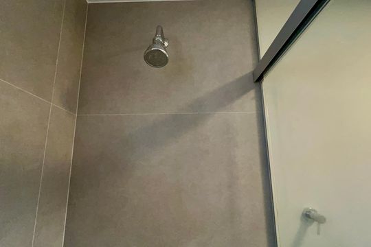 Apartamento na Vila Madalena com 3 quartos, varanda e academia. Ideal para comprar. — Banheiro da Suíte