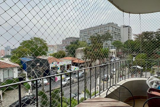 Apartamento na Vila Madalena com 3 quartos, varanda e academia. Ideal para comprar. — Varanda da Sala de TV