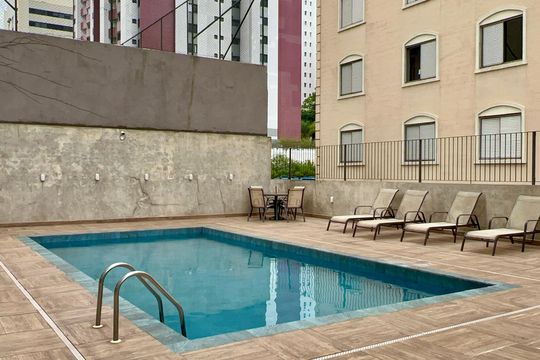 Apartamento na Vila Madalena com 3 quartos, varanda e academia. Ideal para comprar. — Área comum - Piscina