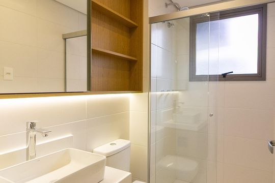 Venda de apartamento no Jardim das Acacias com 2 quartos. — Banheiro da Suíte 1