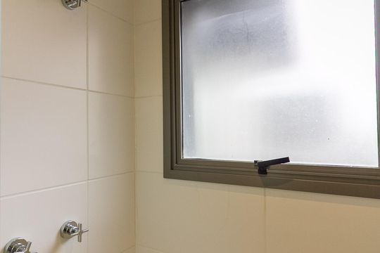 Venda de apartamento no Jardim das Acacias com 2 quartos. — Banheiro da Suíte 1