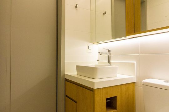 Venda de apartamento no Jardim das Acacias com 2 quartos. — Banheiro da Suíte 2