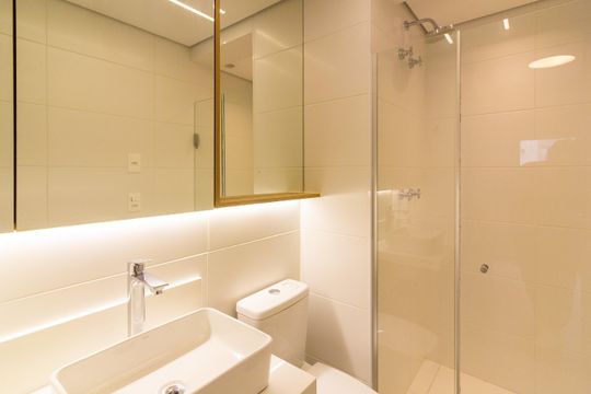 Venda de apartamento no Jardim das Acacias com 2 quartos. — Banheiro da Suíte 2