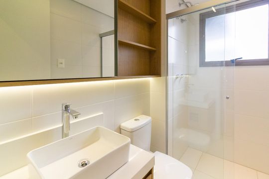 Venda de apartamento no Jardim das Acacias com 2 quartos. — Banheiro da Suíte 1
