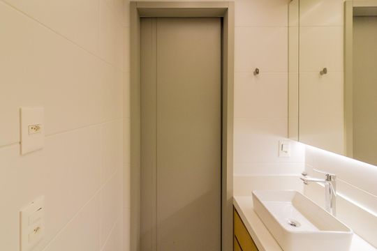 Venda de apartamento no Jardim das Acacias com 2 quartos. — Banheiro da Suíte 2