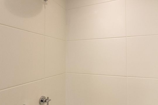 Venda de apartamento no Jardim das Acacias com 2 quartos. — Banheiro da Suíte 2
