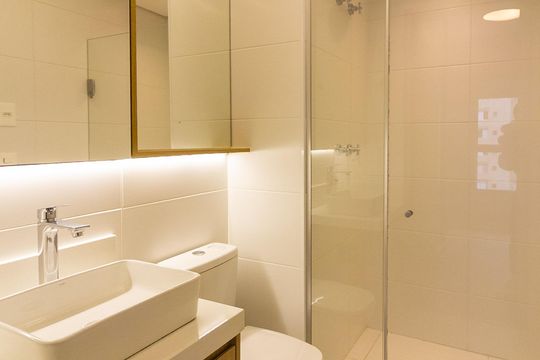 Venda de apartamento no Jardim das Acacias com 2 quartos. — Banheiro da Suíte 2