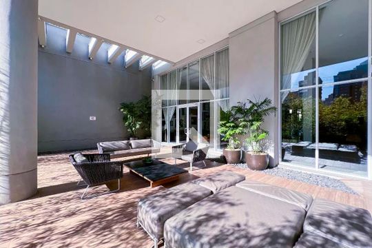 Compra este apartamento com 2 quartos, ideal para pets. — Área comum