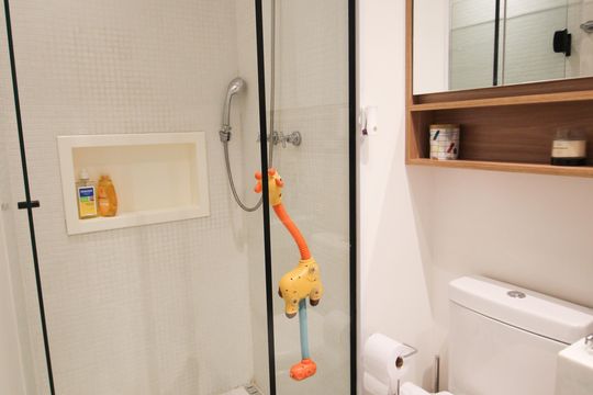 Compra este apartamento com 2 quartos, ideal para pets. — Banheiro Social