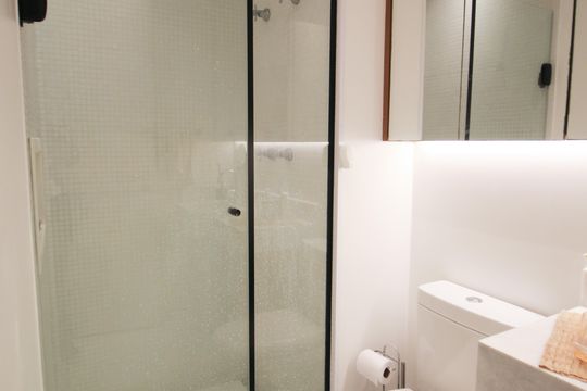 Compra este apartamento com 2 quartos, ideal para pets. — Banheiro da Suíte