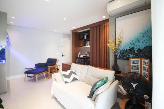 Compra este apartamento com 2 quartos, ideal para pets. — Sala