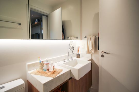 Compra este apartamento com 2 quartos, ideal para pets. — Banheiro da Suíte