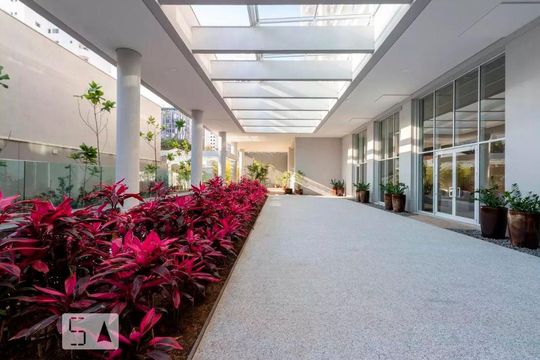 Compra este apartamento com 2 quartos, ideal para pets. — Área comum