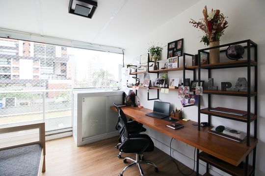 Compra este apartamento com 2 quartos, ideal para pets. — Varanda da Suíte