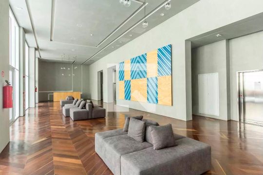 Compra este apartamento com 2 quartos, ideal para pets. — Hall social