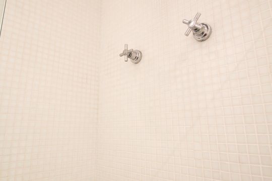 Compra este apartamento com 2 quartos, ideal para pets. — Banheiro da Suíte