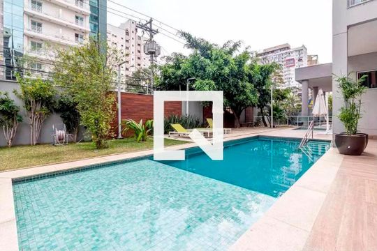 Compra este apartamento com 2 quartos, ideal para pets. — Área comum - Piscina
