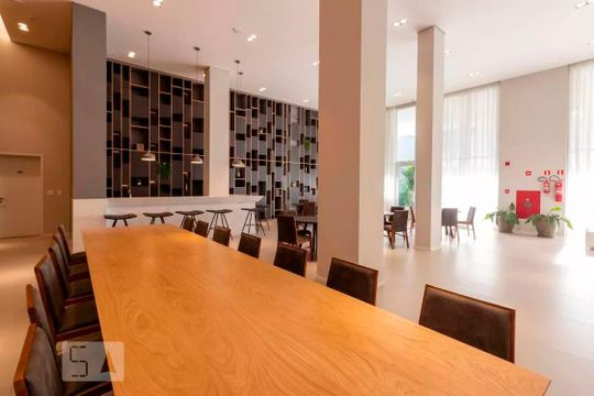 Compra este apartamento com 2 quartos, ideal para pets. — Área comum - Salão de festas