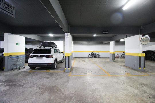 Compra este apartamento com 2 quartos, ideal para pets. — Garagem