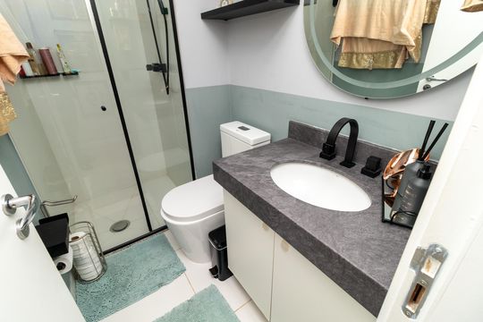 Compra apartamento mobiliado com 2 quartos, 1 suíte, closet, quintal e permite animais de estimação. — Banheiro