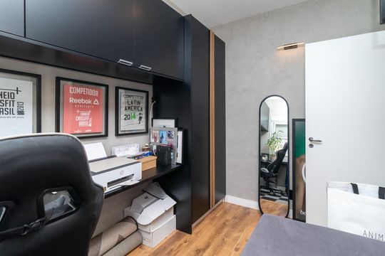 Compra apartamento mobiliado com 2 quartos, 1 suíte, closet, quintal e permite animais de estimação. — Quarto