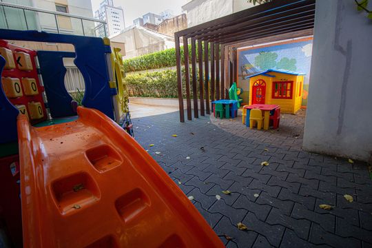 Compra apartamento mobiliado com 2 quartos, 1 suíte, closet, quintal e permite animais de estimação. — Área comum - Playground
