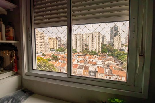 Compra apartamento mobiliado com 2 quartos, 1 suíte, closet, quintal e permite animais de estimação. — Vista da Janela da Suíte