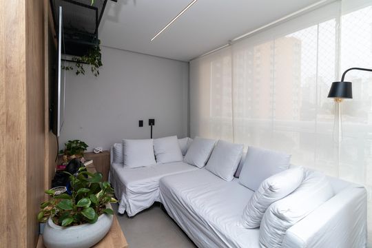 Compra apartamento mobiliado com 2 quartos, 1 suíte, closet, quintal e permite animais de estimação. — Sala