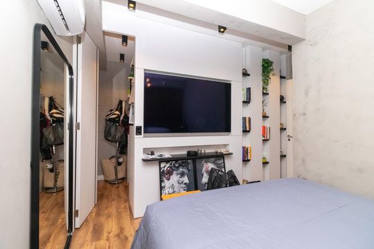 Compra apartamento mobiliado com 2 quartos, 1 suíte, closet, quintal e permite animais de estimação. — Suíte