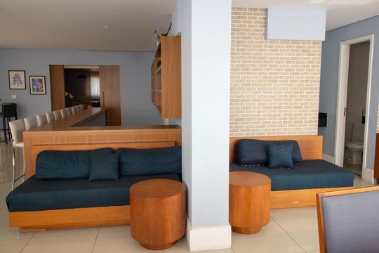 Compra apartamento mobiliado com 2 quartos, 1 suíte, closet, quintal e permite animais de estimação. — Área comum - Salão de Festas
