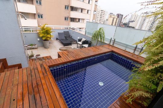Compra apartamento mobiliado com 2 quartos, 1 suíte, closet, quintal e permite animais de estimação. — Cobertura