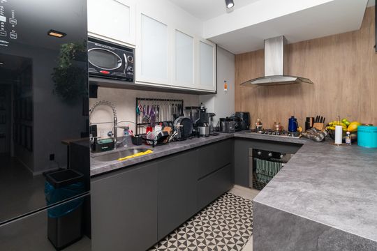 Compra apartamento mobiliado com 2 quartos, 1 suíte, closet, quintal e permite animais de estimação. — Cozinha