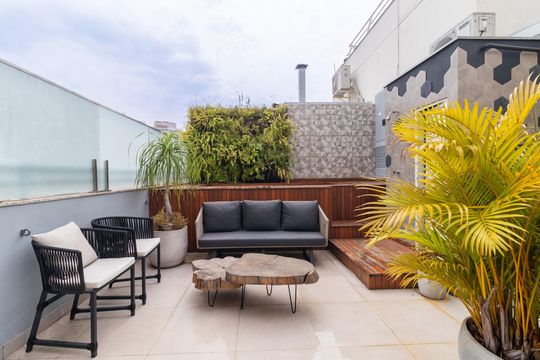 Compra apartamento mobiliado com 2 quartos, 1 suíte, closet, quintal e permite animais de estimação. — foto 1