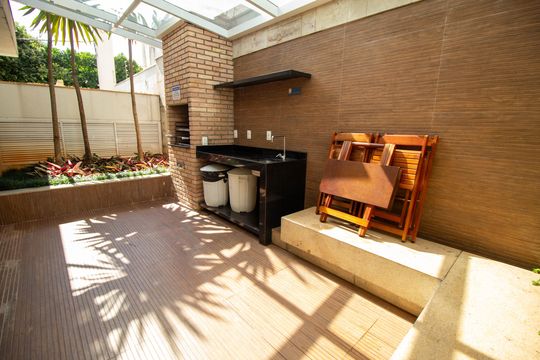 Compra apartamento mobiliado com 2 quartos, 1 suíte, closet, quintal e permite animais de estimação. — Área comum - Churrasqueira