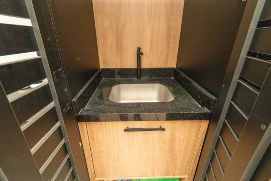 Compra apartamento mobiliado com 2 quartos, 1 suíte, closet, quintal e permite animais de estimação. — Área de Serviço