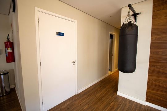 Compra apartamento mobiliado com 2 quartos, 1 suíte, closet, quintal e permite animais de estimação. — Área comum - Academia