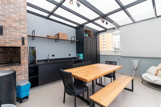 Compra apartamento mobiliado com 2 quartos, 1 suíte, closet, quintal e permite animais de estimação. — Cobertura