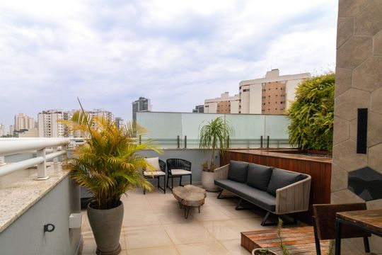 Compra apartamento mobiliado com 2 quartos, 1 suíte, closet, quintal e permite animais de estimação. — Cobertura
