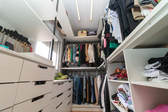 Compra apartamento mobiliado com 2 quartos, 1 suíte, closet, quintal e permite animais de estimação. — Closet da Suíte