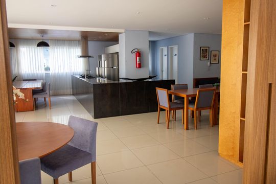 Compra apartamento mobiliado com 2 quartos, 1 suíte, closet, quintal e permite animais de estimação. — Área comum - Salão de Festas
